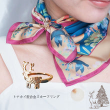 將圖片載入圖庫檢視器 StephyDesignHK 【聖誕禮盒】 魚快花樂絲巾連聖誕雪鹿絲巾扣 / 聖誕木盒包裝禮物