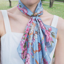 將圖片載入圖庫檢視器 StephyDesignHK 【畢業禮物家長送老師】大方形絲巾、手作絲巾扣禮盒套裝