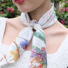 將圖片載入圖庫檢視器 StephyDesignHK【絲巾禮盒】優雅蘭花絲巾配純銅絲巾夾高級套裝禮盒| 絲巾
