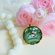 將圖片載入圖庫檢視器 StephyDesignHK 【披肩+絲巾套裝】 香港獨家插畫絲巾+手工絲巾扣