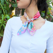 將圖片載入圖庫檢視器 StephyDesignHK  浪漫花繁蝶舞絲巾+絲巾扣高貴禮盒