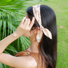 將圖片載入圖庫檢視器 StephyDesignHK 【插畫世界地圖】遊歷童話國 絲巾+ 絲巾扣 高級禮盒