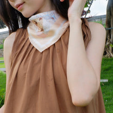 將圖片載入圖庫檢視器 StephyDesignHK 【插畫世界地圖】遊歷童話國 絲巾+ 絲巾扣 高級禮盒