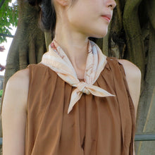 將圖片載入圖庫檢視器 StephyDesignHK 【插畫世界地圖】遊歷童話國 絲巾+ 絲巾扣 高級禮盒