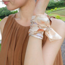 將圖片載入圖庫檢視器 StephyDesignHK 【插畫世界地圖】遊歷童話國 絲巾+ 絲巾扣 高級禮盒