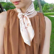 將圖片載入圖庫檢視器 StephyDesignHK 【插畫世界地圖】遊歷童話國 絲巾+ 絲巾扣 高級禮盒