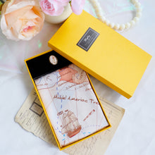 將圖片載入圖庫檢視器 StephyDesignHK 【插畫世界地圖】遊歷童話國 絲巾+ 絲巾扣 高級禮盒