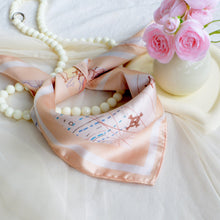 將圖片載入圖庫檢視器 StephyDesignHK 【插畫世界地圖】遊歷童話國 絲巾+ 絲巾扣 高級禮盒