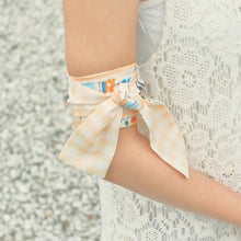 將圖片載入圖庫檢視器 【香港手繪長絲巾】 米黃色 TWILLY 絲巾配絲巾扣禮盒/香港禮品