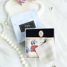 將圖片載入圖庫檢視器 【香港手繪長絲巾】 米黃色 TWILLY 絲巾配絲巾扣禮盒/香港禮品