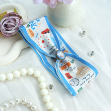 將圖片載入圖庫檢視器 【香港手繪長絲巾】 藍色 TWILLY 絲巾髮帶配絲巾扣禮盒/香港手信
