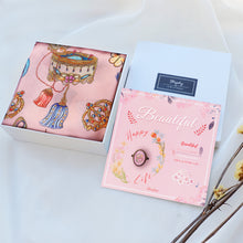 將圖片載入圖庫檢視器 StephyDesignHK <祝福系列> 美麗動人粉紅絲巾配 B字母絲巾扣禮盒【祝福絲巾禮物】