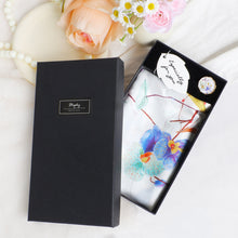 將圖片載入圖庫檢視器 StephyDesignHK【蘭花圍巾】清雅蘭花長款絲巾配絲巾扣高貴禮盒 | 披肩