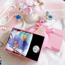 將圖片載入圖庫檢視器 StephyDesignHK【絲巾禮盒】優雅蘭花絲巾配純銅絲巾扣高級套裝禮盒| 絲巾