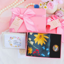 將圖片載入圖庫檢視器 StephyDesignHK【絲巾套裝禮物】萬壽菊絲巾套裝 配純銅鍍金獨家絲巾扣