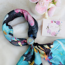 將圖片載入圖庫檢視器 StephyDesignHK【絲巾禮盒】萌兔百合花絲巾+純銅鍍金三環絲巾扣 高級禮盒套裝