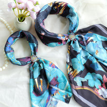 將圖片載入圖庫檢視器 StephyDesignHK【絲巾禮盒】萌兔百合花絲巾+純銅鍍金三環絲巾扣 高級禮盒套裝