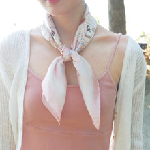 將圖片載入圖庫檢視器 StephyDesignHK 【粉嫩童話の約定】65x65cm夢幻童話國絲巾+ 絲巾扣 高級禮盒