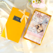 將圖片載入圖庫檢視器 StephyDesignHK 【粉嫩童話の約定】65x65cm夢幻童話國絲巾+ 絲巾扣 高級禮盒