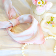 將圖片載入圖庫檢視器 StephyDesignHK 【粉嫩童話の約定】65x65cm夢幻童話國絲巾+ 絲巾扣 高級禮盒