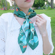 將圖片載入圖庫檢視器 StephyDesignHK 【披肩+絲巾套裝】 香港獨家插畫絲巾+手工絲巾扣