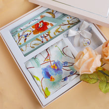 將圖片載入圖庫檢視器 StephyDesignHK【絲巾高級禮盒 】 方巾+髮帶絲巾+絲巾扣 多件套經典禮盒(3入)