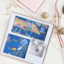 將圖片載入圖庫檢視器 StephyDesignHK【絲巾高級禮盒 】 方巾+髮帶絲巾+絲巾扣 多件套經典禮盒(3入)