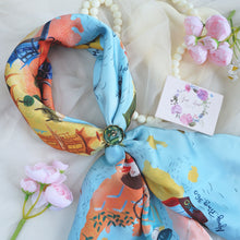 將圖片載入圖庫檢視器 StephyDesignHK 【披肩+絲巾套裝】 香港獨家插畫絲巾+手工絲巾扣