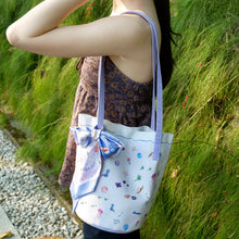 將圖片載入圖庫檢視器 香港維港幻浪 絨毛水桶布包 | 絲巾綁帶手提袋