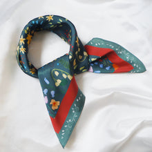 將圖片載入圖庫檢視器 StephyDesignHK 【聖誕禮盒】紅綠碎花絲巾連聖誕樹絲巾扣連聖誕木盒包裝禮物