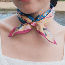 將圖片載入圖庫檢視器 Mother & Daughter 【母親節禮盒】魚意花絲巾、絲巾扣粉紅色絲巾禮盒