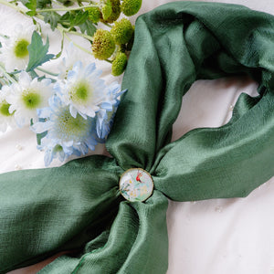 輕柔橄欖綠多色亞麻圍巾配水仙花絲巾扣禮盒-母親節禮盒