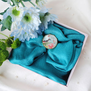 湖水藍多色超輕飄逸圍巾配金香花絲巾扣禮盒-母親節禮盒