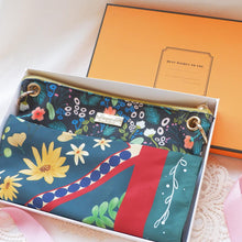 將圖片載入圖庫檢視器 StephyDesignHK  森林花花綠綠絲巾+側背包 / 手提兩用包 禮盒套裝