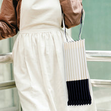 將圖片載入圖庫檢視器 StephyDesignHK 黑白雙色百摺包/皺褶包/摺疊包/單肩包