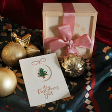 將圖片載入圖庫檢視器 StephyDesignHK 【聖誕禮盒】紅綠碎花絲巾連聖誕樹絲巾扣連聖誕木盒包裝禮物