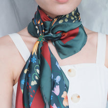 將圖片載入圖庫檢視器 StephyDesignHK 【聖誕禮盒】紅綠碎花絲巾連聖誕樹絲巾扣連聖誕木盒包裝禮物