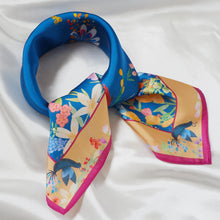 將圖片載入圖庫檢視器 StephyDesignHK 【聖誕禮盒】 魚快花樂絲巾連聖誕雪鹿絲巾扣 / 聖誕木盒包裝禮物