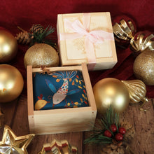 將圖片載入圖庫檢視器 StephyDesignHK 【聖誕禮盒】 魚快花樂絲巾連聖誕雪鹿絲巾扣 / 聖誕木盒包裝禮物
