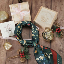 將圖片載入圖庫檢視器 StephyDesignHK 【聖誕禮盒】紅綠碎花絲巾連聖誕樹絲巾扣連聖誕木盒包裝禮物