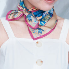 將圖片載入圖庫檢視器 StephyDesignHK 【聖誕禮盒】 魚快花樂絲巾連聖誕雪鹿絲巾扣 / 聖誕木盒包裝禮物