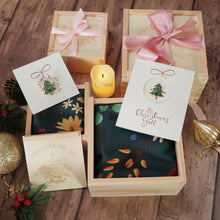 將圖片載入圖庫檢視器 StephyDesignHK 【聖誕禮盒】紅綠碎花絲巾連聖誕樹絲巾扣連聖誕木盒包裝禮物