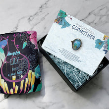 將圖片載入圖庫檢視器 StephyDesignHK 【百合花】♥給我美麗的乾媽♥絲巾禮盒