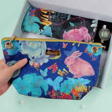 將圖片載入圖庫檢視器 StephyDesignHK 【禮盒套裝】6件套禮盒百合花絲巾+絲巾扣+包包+3張心意卡