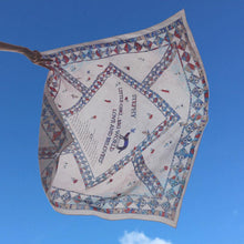 將圖片載入圖庫檢視器 StephyDesignHK 手繪復古花方形大絲巾連絲巾扣高雅禮物盒 - stephydesignhk