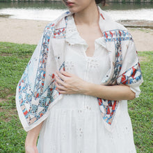 將圖片載入圖庫檢視器 StephyDesignHK 手繪復古花方形大絲巾高雅禮物盒