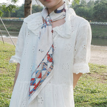 將圖片載入圖庫檢視器 StephyDesignHK 手繪復古花方形大絲巾高雅禮物盒