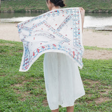 將圖片載入圖庫檢視器 StephyDesignHK 手繪復古花方形大絲巾高雅禮物盒