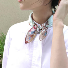 將圖片載入圖庫檢視器 StephyDesignHK 3月誕生石海藍寶插畫絲巾及絲巾扣套裝禮物盒/生日禮物/客製化 - stephydesignhk