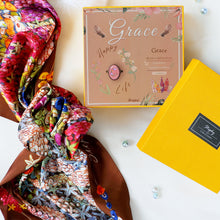 將圖片載入圖庫檢視器 StephyDesignHK <祝福系列> Grace 祝福禮盒 恩典滿滿絲巾配英文字G絲巾扣禮盒